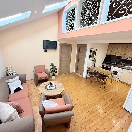 Center The Quiet Luxury 7 *