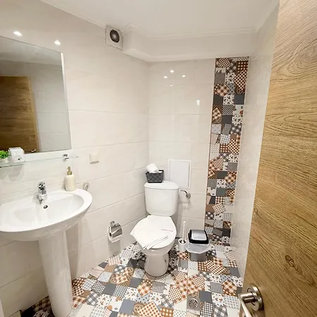 Center The Quiet Luxury 7 *