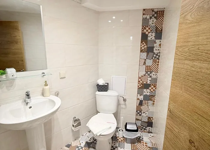 Center The Quiet Luxury 7 *